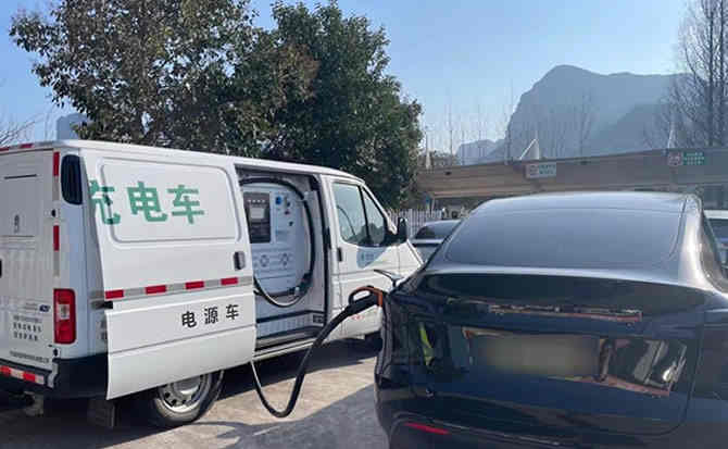 东海汽车搭电